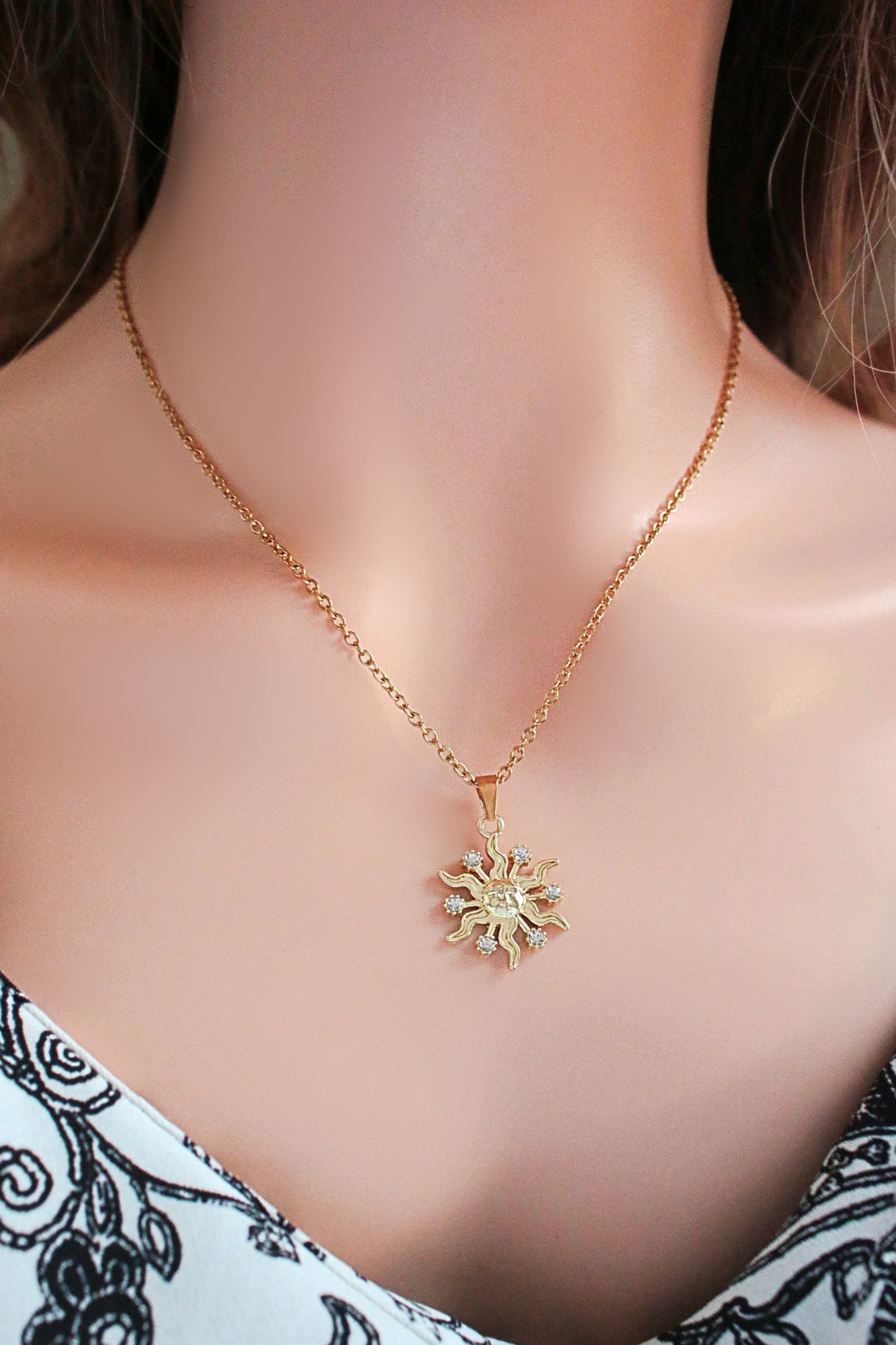 Radiant Sun Crystal Necklace - 24K Gold Plated Swedish Jewelry